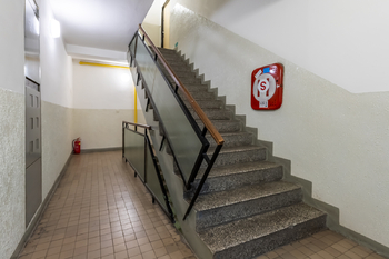chodba v domě - Pronájem bytu 3+1 v osobním vlastnictví 62 m², Praha 7 - Holešovice
