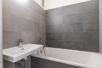 koupelna s vanou - Pronájem bytu 3+1 v osobním vlastnictví 62 m², Praha 7 - Holešovice