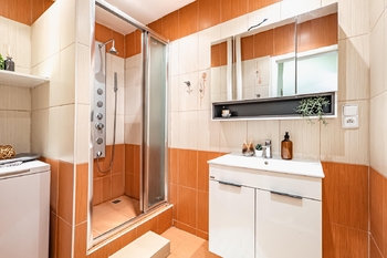 Koupelna. - Prodej bytu 2+kk v osobním vlastnictví 54 m², Praha 9 - Hloubětín