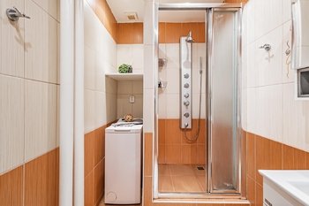 Koupelna. - Prodej bytu 2+kk v osobním vlastnictví 54 m², Praha 9 - Hloubětín