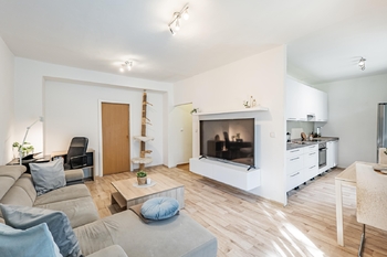 Obývací pokoj + pohled do kuchyně. - Prodej bytu 2+kk v osobním vlastnictví 54 m², Praha 9 - Hloubětín