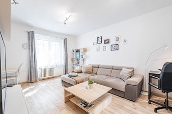 Obývací pokoj. - Prodej bytu 2+kk v osobním vlastnictví 54 m², Praha 9 - Hloubětín