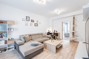Obývací pokoj. - Prodej bytu 2+kk v osobním vlastnictví 54 m², Praha 9 - Hloubětín 