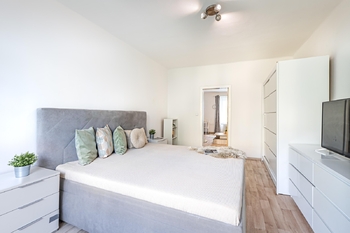 Ložnice. - Prodej bytu 2+kk v osobním vlastnictví 54 m², Praha 9 - Hloubětín