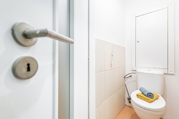 Toaleta. - Prodej bytu 2+kk v osobním vlastnictví 54 m², Praha 9 - Hloubětín
