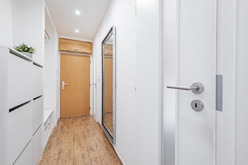 Předsíň. - Prodej bytu 2+kk v osobním vlastnictví 54 m², Praha 9 - Hloubětín
