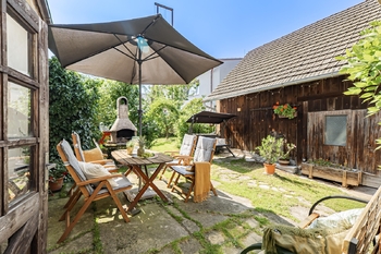 Venkovní posezení na zahradě. - Prodej domu 155 m², Ledenice