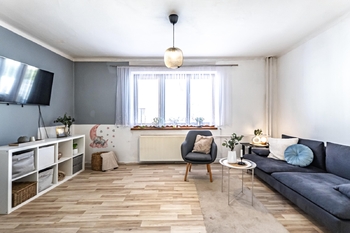 Obytná místnost (garsonka). - Prodej domu 155 m², Ledenice