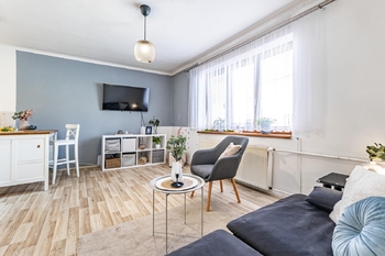 Obytná místnost (garsonka). - Prodej domu 155 m², Ledenice