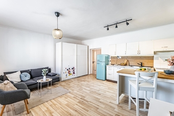 Kuchyně + obytná místnost (garsonka). - Prodej domu 155 m², Ledenice