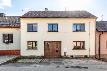 Pohled na dům z ulice. - Prodej domu 155 m², Ledenice 