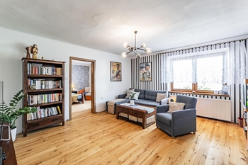 Obývací pokoj (druhý byt). - Prodej domu 155 m², Ledenice