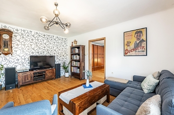 Obývací pokoj (druhý byt). - Prodej domu 155 m², Ledenice