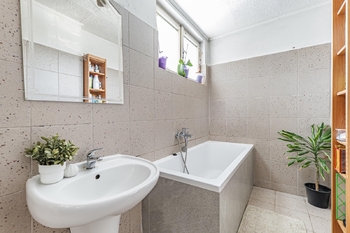 Koupelna (druhý byt). - Prodej domu 155 m², Ledenice