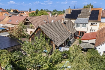 Pohled na stodolu a dům ze zahrady (dron). - Prodej domu 155 m², Ledenice