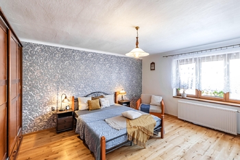 Hlavní ložnice (druhý byt). - Prodej domu 155 m², Ledenice