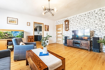 Obývací pokoj (druhý byt). - Prodej domu 155 m², Ledenice