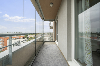 Balkon s posuvnými skly - Prodej bytu 4+kk v osobním vlastnictví 115 m², Praha 9 - Letňany