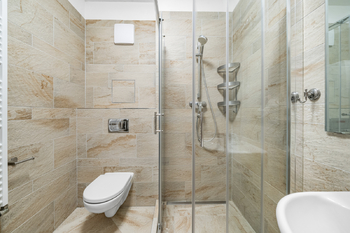 Koupelna se sprchovým koutem - Prodej bytu 4+kk v osobním vlastnictví 115 m², Praha 9 - Letňany