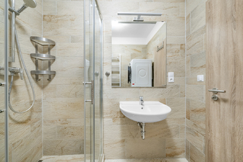 Koupelna se sprchovým koutem - Prodej bytu 4+kk v osobním vlastnictví 115 m², Praha 9 - Letňany