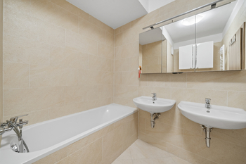 Koupelna s vanou - Prodej bytu 4+kk v osobním vlastnictví 115 m², Praha 9 - Letňany