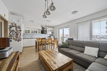 Obývací pokoj s kuchyní - Prodej bytu 4+kk v osobním vlastnictví 115 m², Praha 9 - Letňany