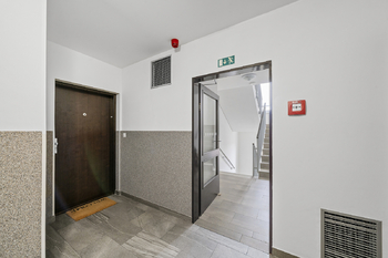 Vstupní dveře - Prodej bytu 4+kk v osobním vlastnictví 115 m², Praha 9 - Letňany