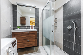 Koupelna se sprchovým koutem - Pronájem bytu 3+kk v osobním vlastnictví 55 m², Praha 10 - Strašnice