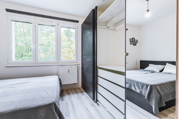 Vestavěné skříně v ložnici - Pronájem bytu 3+kk v osobním vlastnictví 55 m², Praha 10 - Strašnice