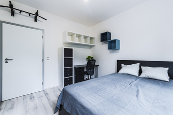 Hlavní ložnice s prac. stolem - Pronájem bytu 3+kk v osobním vlastnictví 55 m², Praha 10 - Strašnice