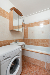 Koupelna - Prodej bytu 3+1 v osobním vlastnictví 78 m², Praha 9 - Černý Most