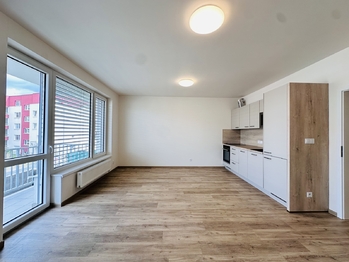 Obývací pokoj s kuchyňským koutem - Pronájem bytu 3+kk v osobním vlastnictví 68 m², Praha 9 - Černý Most