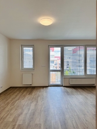 Obývací pokoj pohled na balkon - Pronájem bytu 3+kk v osobním vlastnictví 68 m², Praha 9 - Černý Most