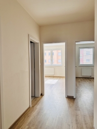 Chodba pohled do pokojů - Pronájem bytu 3+kk v osobním vlastnictví 68 m², Praha 9 - Černý Most