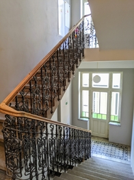 Schodiště bytového domu - Pronájem bytu 2+kk v osobním vlastnictví 53 m², Praha 7 - Bubeneč