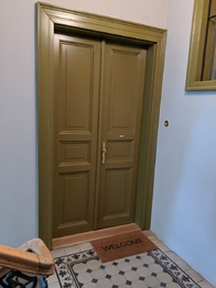Pohled na hlavní vstupní dveře - Pronájem bytu 2+kk v osobním vlastnictví 53 m², Praha 7 - Bubeneč
