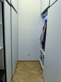 Šatna - Pronájem bytu 2+kk v osobním vlastnictví 53 m², Praha 7 - Bubeneč