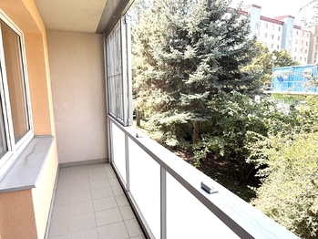 Lodžie 5, 7 m2 u obývacího pokoje - Prodej bytu 3+1 v osobním vlastnictví 73 m², Praha 10 - Záběhlice