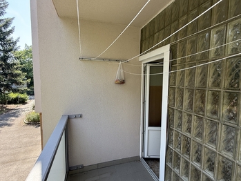 Balkon 4 m2 přístupný z chodby  - Prodej bytu 3+1 v osobním vlastnictví 73 m², Praha 10 - Záběhlice
