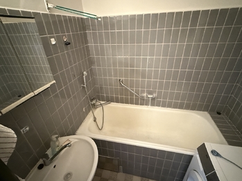 Koupelna - Prodej bytu 3+1 v osobním vlastnictví 73 m², Praha 10 - Záběhlice
