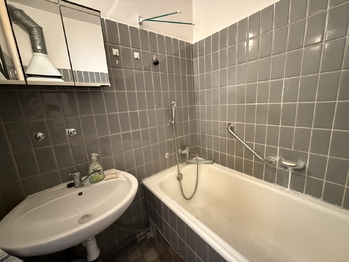 Koupelna 2,7 m2 - Prodej bytu 3+1 v osobním vlastnictví 73 m², Praha 10 - Záběhlice