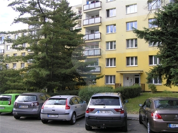 pohled na dům - Pronájem bytu 1+1 v osobním vlastnictví 40 m², Praha 10 - Hostivař 