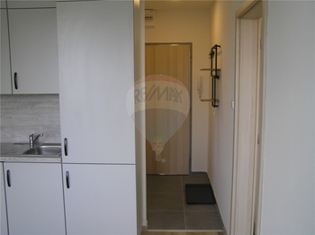 chodba se vstupem - Pronájem bytu 1+1 v osobním vlastnictví 40 m², Praha 10 - Hostivař