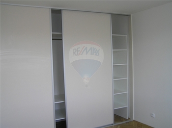 detail skříně - Pronájem bytu 1+1 v osobním vlastnictví 40 m², Praha 10 - Hostivař
