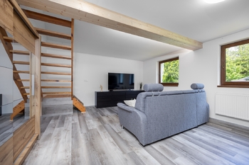 Obývací pokoj s kuchyňským koutem - Dům 1 - Prodej domu 276 m², Volary