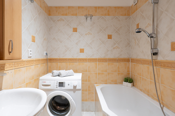 koupelna s vanou - Pronájem bytu 3+kk v družstevním vlastnictví 65 m², Praha 4 - Modřany