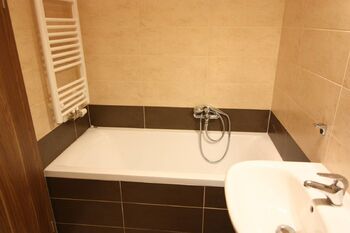 koupelna - Pronájem bytu 1+kk v osobním vlastnictví 31 m², Kolín