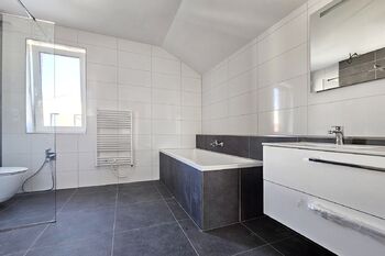 koupelna 2.NP - Pronájem domu 138 m², Milovice