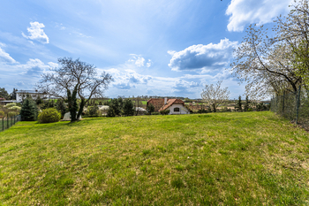 pohled ze severního rohu - Prodej pozemku 1550 m², Praha 5 - Lochkov