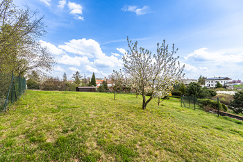 pohled od západu  - Prodej pozemku 1550 m², Praha 5 - Lochkov